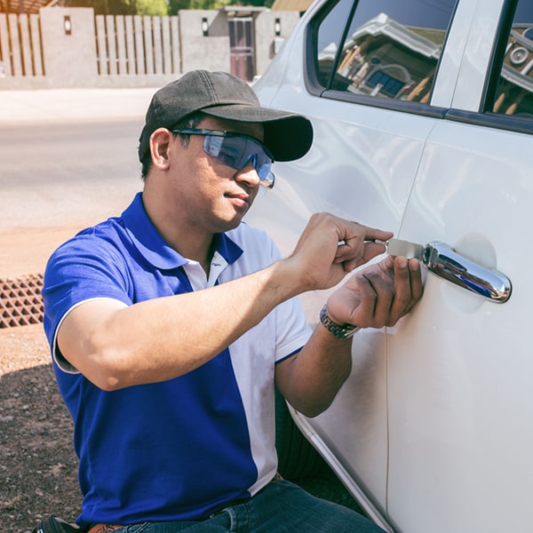 la cerrajería de autos ofrece servicios de apertura de puertas, duplicado de llaves y reparación de cerraduras